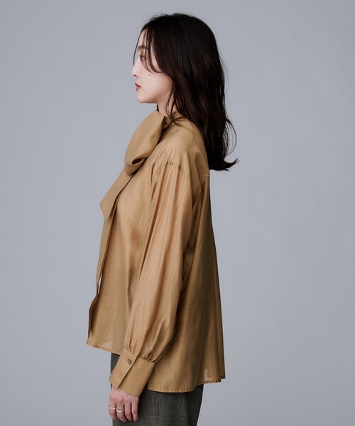 UNTITLED（アンタイトル）の「【ボウタイリボン/バンドカラー/レイヤード】2WAYシアーブラウス（シャツ/ブラウス・レディース・ホワイト/キャメル・02/04/44/48/00）」の17枚目の写真