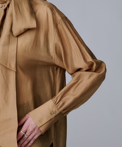 UNTITLED（アンタイトル）の「【ボウタイリボン/バンドカラー/レイヤード】2WAYシアーブラウス（シャツ/ブラウス・レディース・ホワイト/キャメル・02/04/44/48/00）」の22枚目の写真