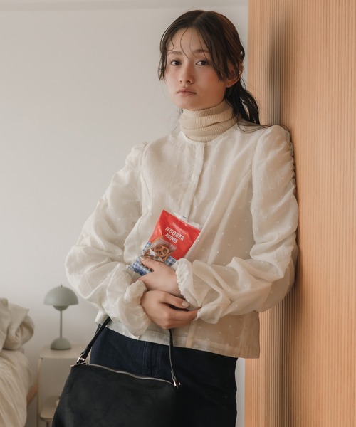 HEILIS(ヘイリス)の「【original】ドットシャーリング長袖ブラウス / シアートップス 水玉 ブラウス シャツ シヤーリング ギャザー 前開き 韓国 秋服 長袖 春服 オケージョン オフィスカジュアル 通勤 きれいめ ガーリー フレンチシック シアー 長袖 入学式 卒業式 入園式 ブラック アイボリー ホワイト ブラウス シャツ ドット(シャツ/ブラウス・レディース・ブラック/アイボリー・FREE)」の2枚目の写真