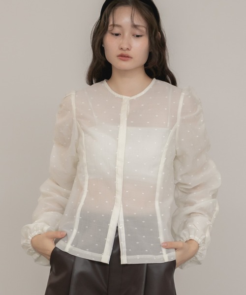 HEILIS(ヘイリス)の「【original】ドットシャーリング長袖ブラウス / シアートップス 水玉 ブラウス シャツ シヤーリング ギャザー 前開き 韓国 秋服 長袖 春服 オケージョン オフィスカジュアル 通勤 きれいめ ガーリー フレンチシック シアー 長袖 入学式 卒業式 入園式 ブラック アイボリー ホワイト ブラウス シャツ ドット(シャツ/ブラウス・レディース・ブラック/アイボリー・FREE)」の3枚目の写真