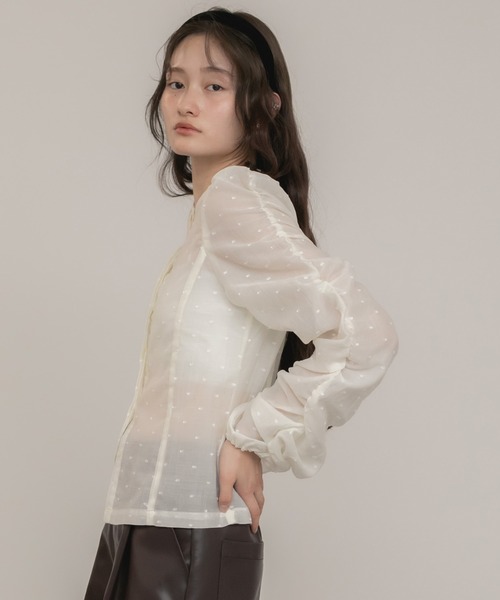 HEILIS(ヘイリス)の「【original】ドットシャーリング長袖ブラウス / シアートップス 水玉 ブラウス シャツ シヤーリング ギャザー 前開き 韓国 秋服 長袖 春服 オケージョン オフィスカジュアル 通勤 きれいめ ガーリー フレンチシック シアー 長袖 入学式 卒業式 入園式 ブラック アイボリー ホワイト ブラウス シャツ ドット(シャツ/ブラウス・レディース・ブラック/アイボリー・FREE)」の5枚目の写真