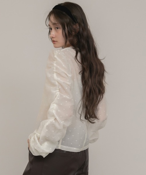 HEILIS(ヘイリス)の「【original】ドットシャーリング長袖ブラウス / シアートップス 水玉 ブラウス シャツ シヤーリング ギャザー 前開き 韓国 秋服 長袖 春服 オケージョン オフィスカジュアル 通勤 きれいめ ガーリー フレンチシック シアー 長袖 入学式 卒業式 入園式 ブラック アイボリー ホワイト ブラウス シャツ ドット(シャツ/ブラウス・レディース・ブラック/アイボリー・FREE)」の6枚目の写真