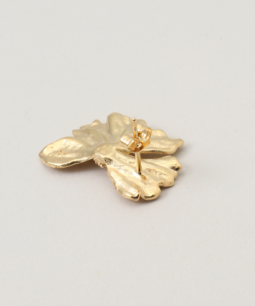 SLOBE IENA（スローブイエナ）の「AGAPEE フラワーピアス MONEA EARRINGS（ピアス（両耳用）・レディース・ゴールド・FREE）」の4枚目の写真