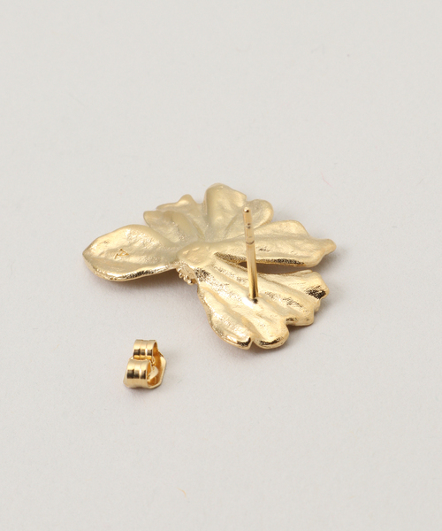 SLOBE IENA（スローブイエナ）の「AGAPEE フラワーピアス MONEA EARRINGS（ピアス（両耳用）・レディース・ゴールド・FREE）」の2枚目の写真