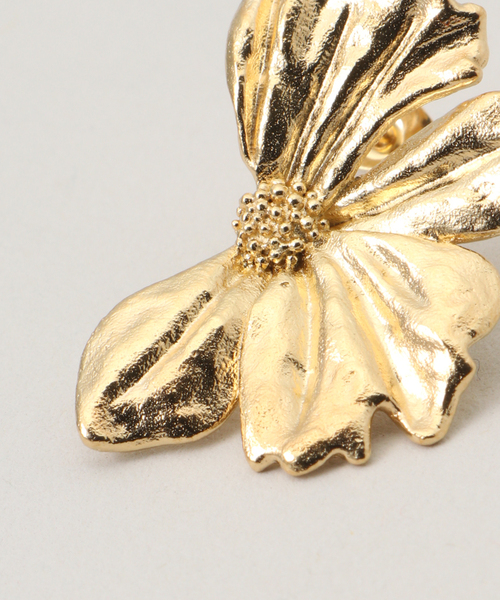 SLOBE IENA（スローブイエナ）の「AGAPEE フラワーピアス MONEA EARRINGS（ピアス（両耳用）・レディース・ゴールド・FREE）」の5枚目の写真