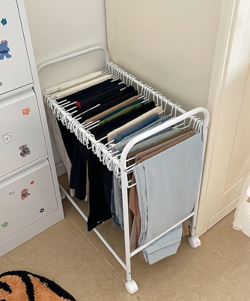 Made in I（メイドインアイ）の「キャスター付きボトムハンガーラック（収納グッズ・レディース・ブラック/ホワイト・FREE）」の3枚目の写真