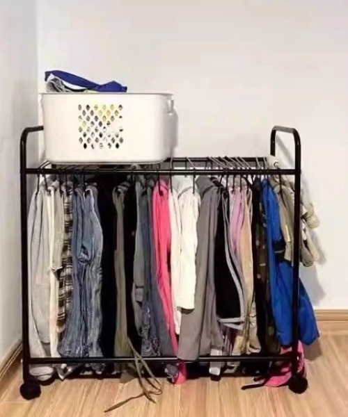 Made in I（メイドインアイ）の「キャスター付きボトムハンガーラック（収納グッズ・レディース・ブラック/ホワイト・FREE）」の11枚目の写真