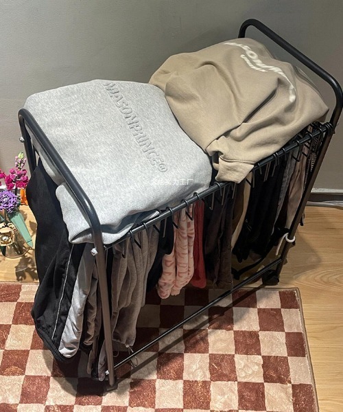 Made in I（メイドインアイ）の「キャスター付きボトムハンガーラック（収納グッズ・レディース・ブラック/ホワイト・FREE）」の13枚目の写真