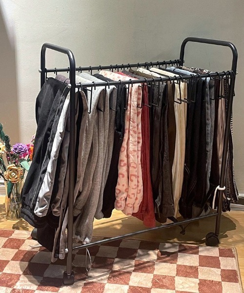 Made in I（メイドインアイ）の「キャスター付きボトムハンガーラック（収納グッズ・レディース・ブラック/ホワイト・FREE）」の16枚目の写真