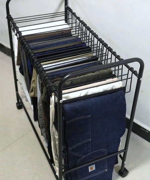 Made in I（メイドインアイ）の「キャスター付きボトムハンガーラック（収納グッズ・レディース・ブラック/ホワイト・FREE）」の14枚目の写真