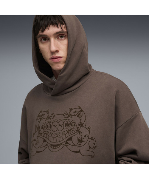 PUMA（プーマ）の「PUMA プーマ ユニセックス PUMA x RIPNDIP ボクシー グラフィック フーディ（パーカー・メンズ・ブロンズ/プラム/ブラック・X-SMALL/SMALL/MEDIUM/LARGE/X-LARGE）」の4枚目の写真