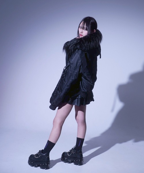REFLEM(レフレム)の「『REFLEM/レフレム』スタッズ付きナイロンN2Bジャケット(ブルゾン・レディース・ブラック/ブラック×グレー・FREE)」の4枚目の写真