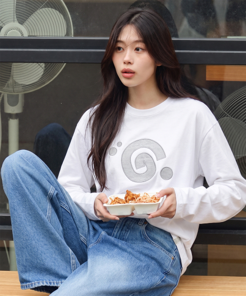 GRAVER（グレーバー）の「[ユニセックス]GシンボルロングスリーブTシャツ_3カラー（Tシャツ/カットソー・レディース・ホワイト/ブラック/チャコール・LARGE/MEDIUM）」の4枚目の写真