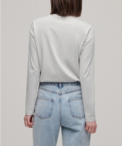 MUSINSA STANDARD WOMAN（ムシンサスタンダードウーマン）の「ウィメンズフレキシブルクルーネック長袖Tシャツ[ライトグレー]（Tシャツ/カットソー・レディース・その他・SMALL/MEDIUM/LARGE/X-LARGE/X-SMALL）」の5枚目の写真