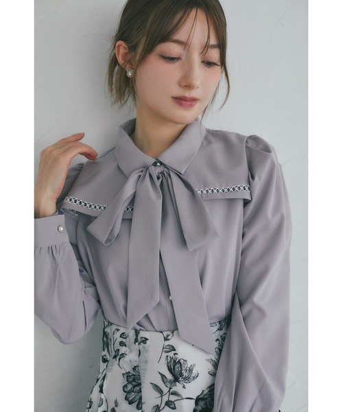 tocco closet(トッコ クローゼット)の「2WAYボウタイリボン付きヨークラインレース切り替えブラウス(シャツ/ブラウス・レディース・グレイッシュベージュ/オフホワイト・M)」の1枚目の写真