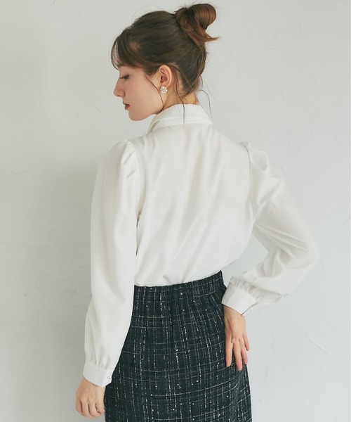 tocco closet(トッコ クローゼット)の「2WAYボウタイリボン付きヨークラインレース切り替えブラウス(シャツ/ブラウス・レディース・グレイッシュベージュ/オフホワイト・M)」の8枚目の写真