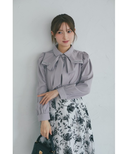 tocco closet(トッコ クローゼット)の「2WAYボウタイリボン付きヨークラインレース切り替えブラウス(シャツ/ブラウス・レディース・グレイッシュベージュ/オフホワイト・M)」の12枚目の写真