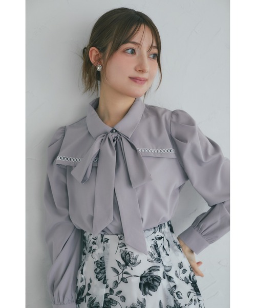 tocco closet(トッコ クローゼット)の「2WAYボウタイリボン付きヨークラインレース切り替えブラウス(シャツ/ブラウス・レディース・グレイッシュベージュ/オフホワイト・M)」の15枚目の写真