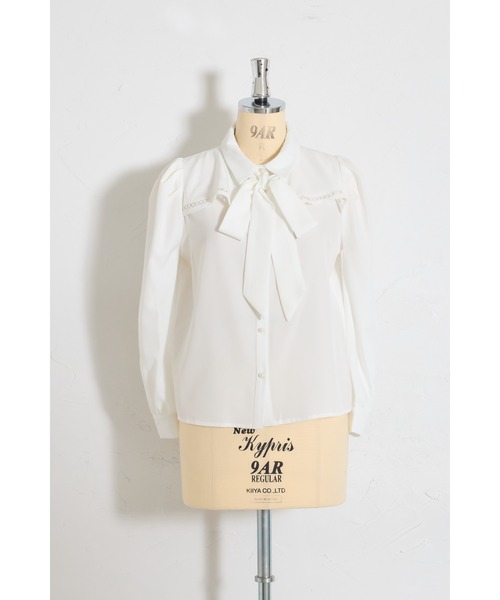 tocco closet(トッコ クローゼット)の「2WAYボウタイリボン付きヨークラインレース切り替えブラウス(シャツ/ブラウス・レディース・グレイッシュベージュ/オフホワイト・M)」の17枚目の写真
