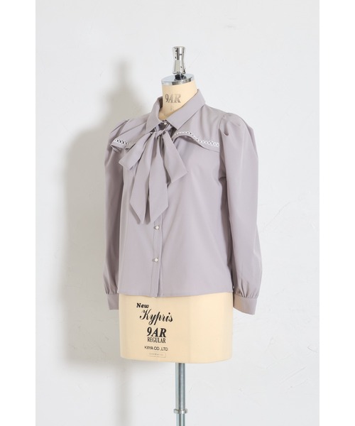 tocco closet(トッコ クローゼット)の「2WAYボウタイリボン付きヨークラインレース切り替えブラウス(シャツ/ブラウス・レディース・グレイッシュベージュ/オフホワイト・M)」の19枚目の写真