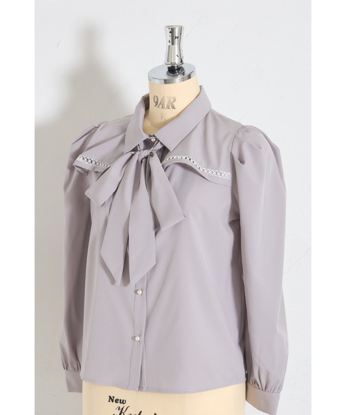 tocco closet(トッコ クローゼット)の「2WAYボウタイリボン付きヨークラインレース切り替えブラウス(シャツ/ブラウス・レディース・グレイッシュベージュ/オフホワイト・M)」の22枚目の写真
