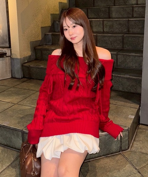 continuer de NICE CLAUP(コンティニューデナイスクラップ)の「【HolidayCollection】オフショルケーブルニット(ニット/セーター・レディース・レッド/チャコールグレー/アイボリー・FREE)」の1枚目の写真