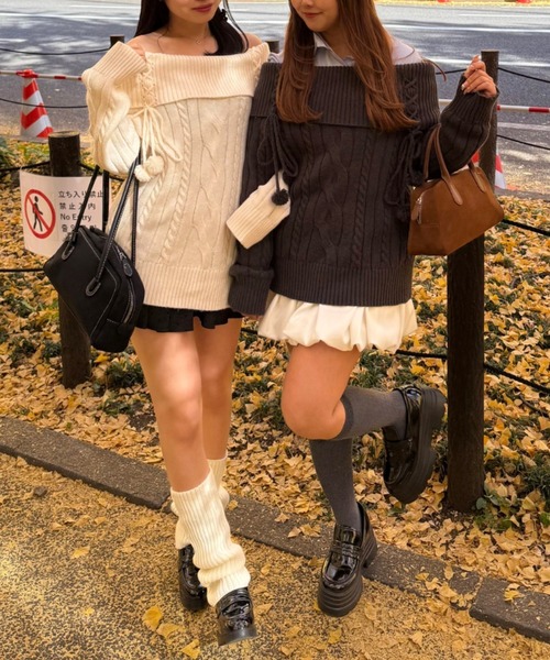 continuer de NICE CLAUP(コンティニューデナイスクラップ)の「【HolidayCollection】オフショルケーブルニット(ニット/セーター・レディース・レッド/チャコールグレー/アイボリー・FREE)」の3枚目の写真