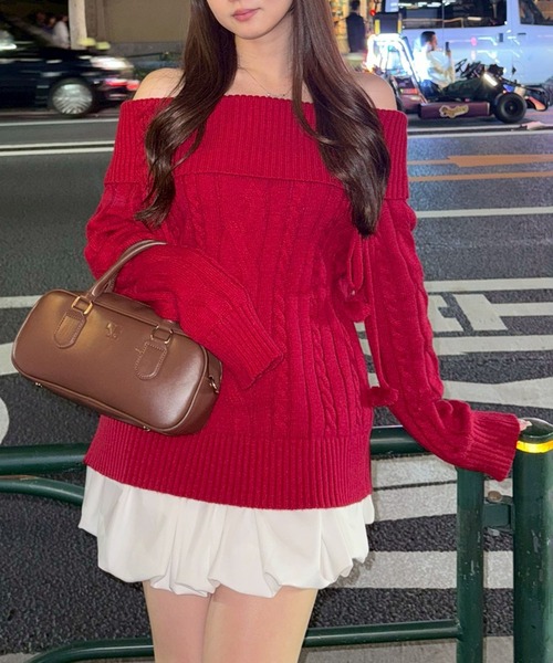 continuer de NICE CLAUP(コンティニューデナイスクラップ)の「【HolidayCollection】オフショルケーブルニット(ニット/セーター・レディース・レッド/チャコールグレー/アイボリー・FREE)」の13枚目の写真