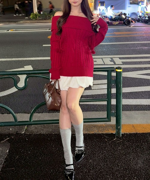 continuer de NICE CLAUP(コンティニューデナイスクラップ)の「【HolidayCollection】オフショルケーブルニット(ニット/セーター・レディース・レッド/チャコールグレー/アイボリー・FREE)」の14枚目の写真