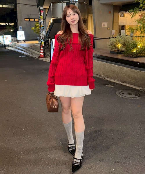 continuer de NICE CLAUP(コンティニューデナイスクラップ)の「【HolidayCollection】オフショルケーブルニット(ニット/セーター・レディース・レッド/チャコールグレー/アイボリー・FREE)」の15枚目の写真