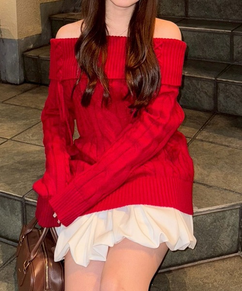 continuer de NICE CLAUP(コンティニューデナイスクラップ)の「【HolidayCollection】オフショルケーブルニット(ニット/セーター・レディース・レッド/チャコールグレー/アイボリー・FREE)」の17枚目の写真