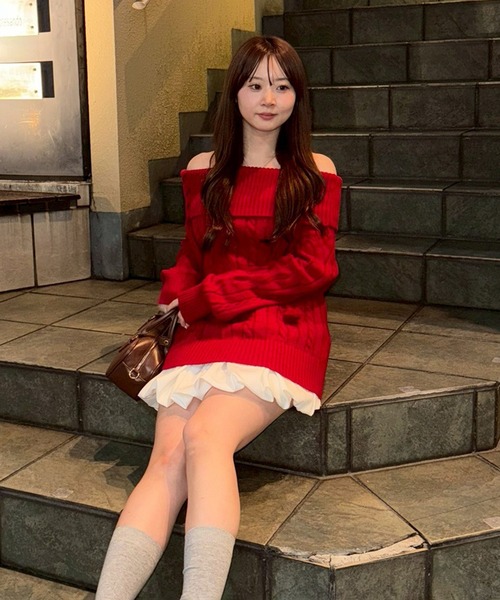 continuer de NICE CLAUP(コンティニューデナイスクラップ)の「【HolidayCollection】オフショルケーブルニット(ニット/セーター・レディース・レッド/チャコールグレー/アイボリー・FREE)」の9枚目の写真