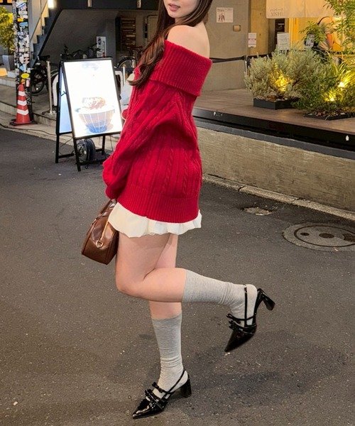 continuer de NICE CLAUP(コンティニューデナイスクラップ)の「【HolidayCollection】オフショルケーブルニット(ニット/セーター・レディース・レッド/チャコールグレー/アイボリー・FREE)」の10枚目の写真