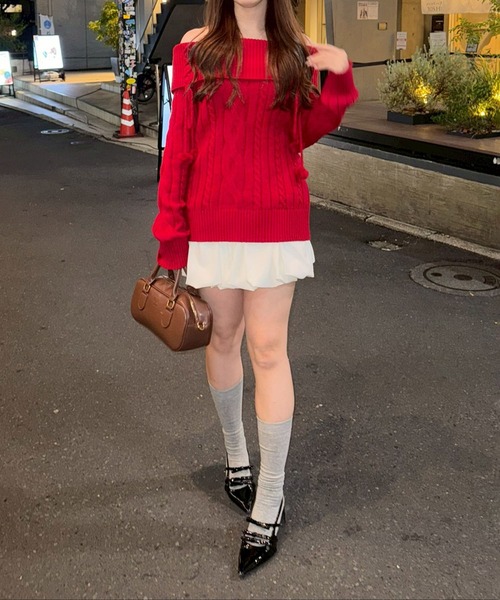 continuer de NICE CLAUP(コンティニューデナイスクラップ)の「【HolidayCollection】オフショルケーブルニット(ニット/セーター・レディース・レッド/チャコールグレー/アイボリー・FREE)」の11枚目の写真