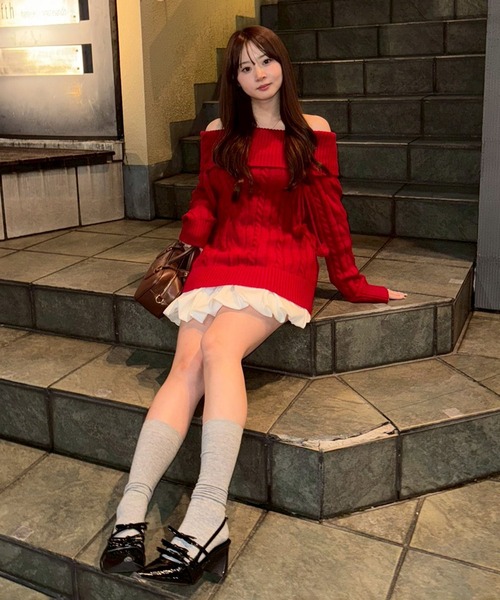 continuer de NICE CLAUP(コンティニューデナイスクラップ)の「【HolidayCollection】オフショルケーブルニット(ニット/セーター・レディース・レッド/チャコールグレー/アイボリー・FREE)」の12枚目の写真