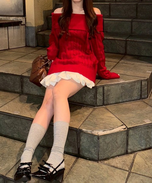 continuer de NICE CLAUP(コンティニューデナイスクラップ)の「【HolidayCollection】オフショルケーブルニット(ニット/セーター・レディース・レッド/チャコールグレー/アイボリー・FREE)」の16枚目の写真