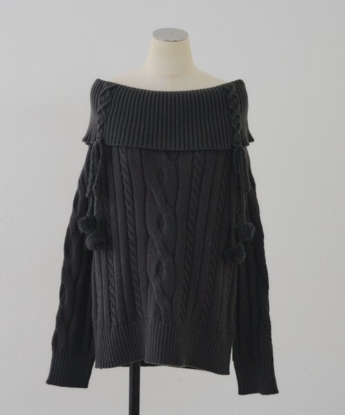 continuer de NICE CLAUP(コンティニューデナイスクラップ)の「【HolidayCollection】オフショルケーブルニット(ニット/セーター・レディース・レッド/チャコールグレー/アイボリー・FREE)」の6枚目の写真