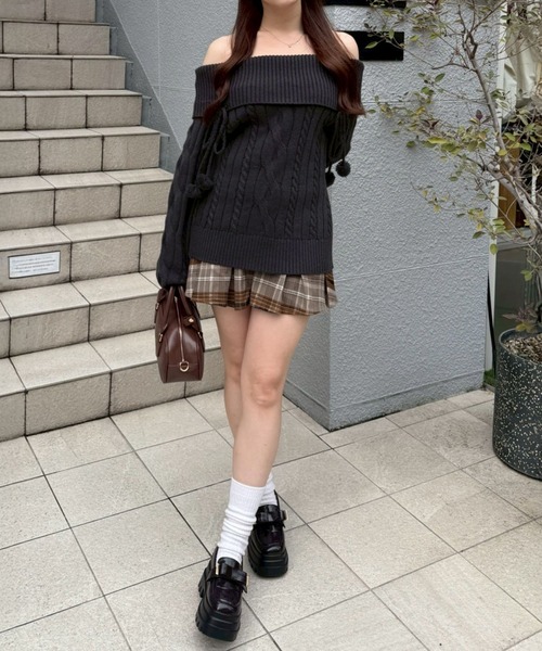 continuer de NICE CLAUP(コンティニューデナイスクラップ)の「【HolidayCollection】オフショルケーブルニット(ニット/セーター・レディース・レッド/チャコールグレー/アイボリー・FREE)」の20枚目の写真