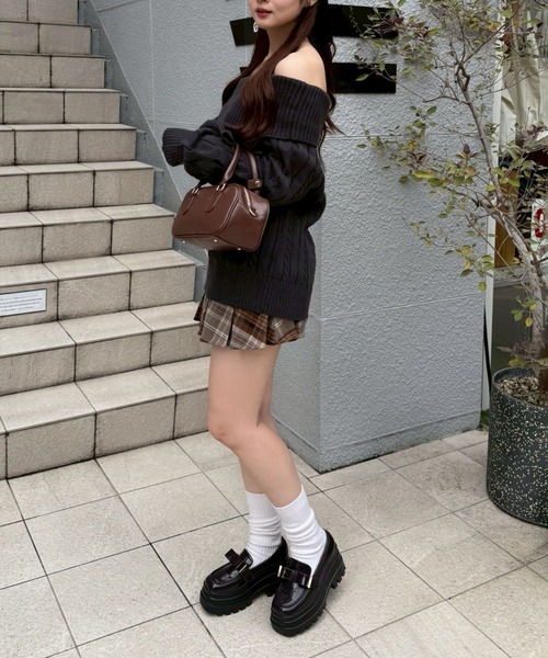 continuer de NICE CLAUP(コンティニューデナイスクラップ)の「【HolidayCollection】オフショルケーブルニット(ニット/セーター・レディース・レッド/チャコールグレー/アイボリー・FREE)」の21枚目の写真