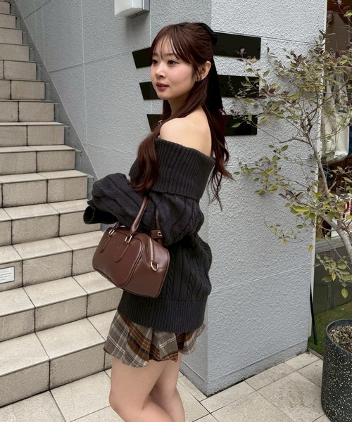 continuer de NICE CLAUP(コンティニューデナイスクラップ)の「【HolidayCollection】オフショルケーブルニット(ニット/セーター・レディース・レッド/チャコールグレー/アイボリー・FREE)」の19枚目の写真