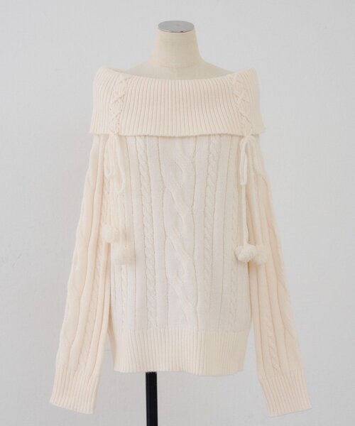 continuer de NICE CLAUP(コンティニューデナイスクラップ)の「【HolidayCollection】オフショルケーブルニット(ニット/セーター・レディース・レッド/チャコールグレー/アイボリー・FREE)」の4枚目の写真