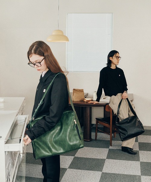 WESTBOY（ウエストボーイ）の「シンプル ユニセックス A4収納可 レザーライク ショルダーバッグ WO25W10BG06（ショルダーバッグ・メンズ・ブラック/グリーン・FREE）」の3枚目の写真