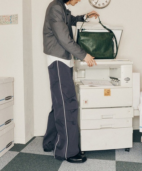 WESTBOY（ウエストボーイ）の「シンプル ユニセックス A4収納可 レザーライク ショルダーバッグ WO25W10BG06（ショルダーバッグ・メンズ・ブラック/グリーン・FREE）」の4枚目の写真