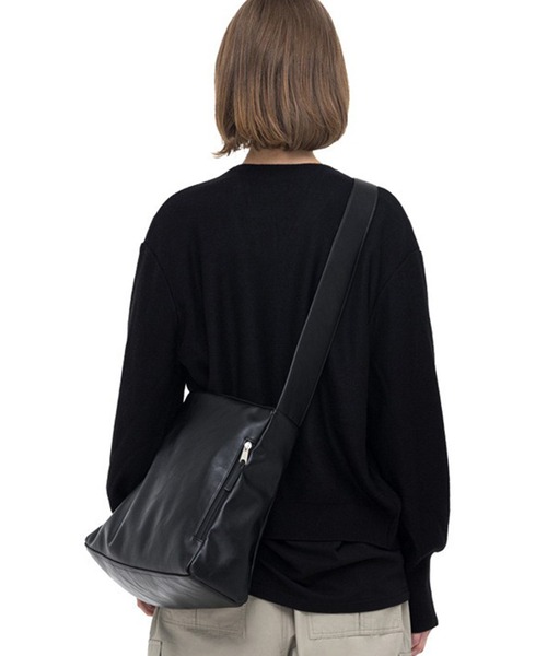 WESTBOY（ウエストボーイ）の「シンプル ユニセックス A4収納可 レザーライク ショルダーバッグ WO25W10BG06（ショルダーバッグ・メンズ・ブラック/グリーン・FREE）」の7枚目の写真