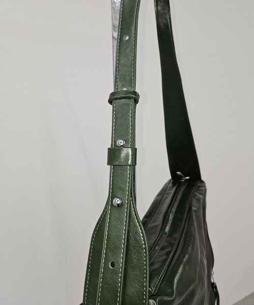 WESTBOY（ウエストボーイ）の「シンプル ユニセックス A4収納可 レザーライク ショルダーバッグ WO25W10BG06（ショルダーバッグ・メンズ・ブラック/グリーン・FREE）」の10枚目の写真