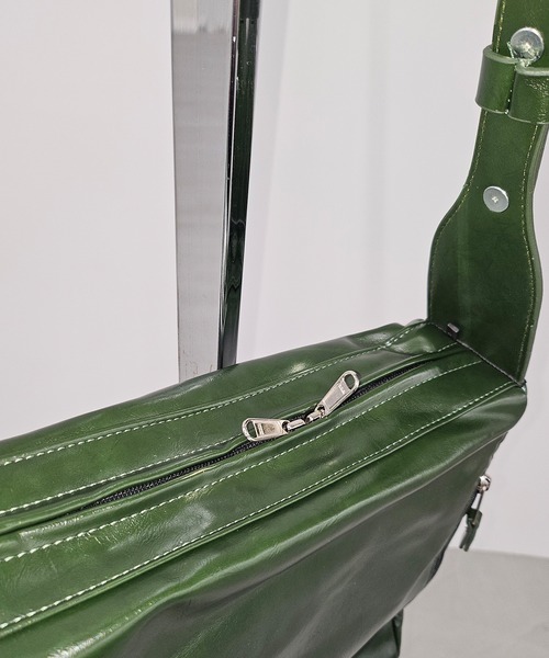 WESTBOY（ウエストボーイ）の「シンプル ユニセックス A4収納可 レザーライク ショルダーバッグ WO25W10BG06（ショルダーバッグ・メンズ・ブラック/グリーン・FREE）」の11枚目の写真