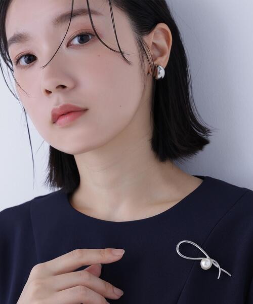 NATURAL BEAUTY BASIC(ナチュラルビューティーベーシック)の「◇ツイストパールブローチ(ブローチ/コサージュ・レディース・ゴールド/シルバー・フリ-)」の2枚目の写真