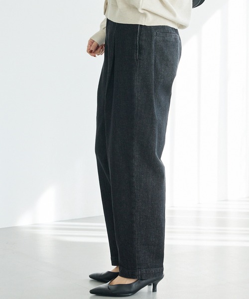 LAVEANGE（ラビアンジェ）の「タックテーパードデニム（デニムパンツ・レディース・ブラック/ネイビー・M/LL/3L/4L/5L）」の6枚目の写真