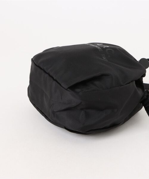 A.P.C.（アーペーセー）の「CROSSBODY POUCH BACKSTAGE（ボディバッグ/ウエストポーチ・メンズ・ブラック/ブラウン・ONESIZE）」の4枚目の写真
