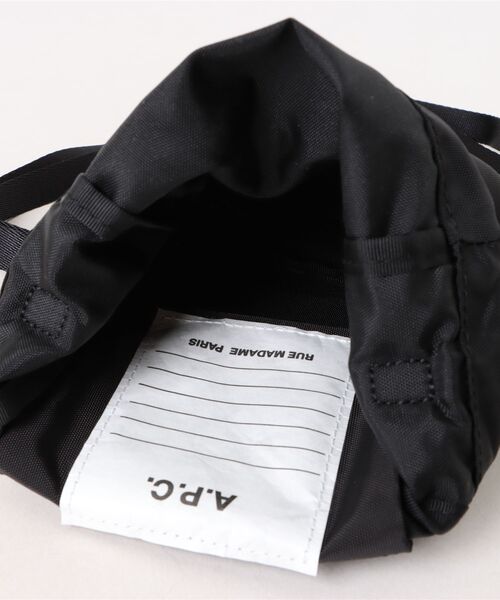 A.P.C.（アーペーセー）の「CROSSBODY POUCH BACKSTAGE（ボディバッグ/ウエストポーチ・メンズ・ブラック/ブラウン・ONESIZE）」の5枚目の写真